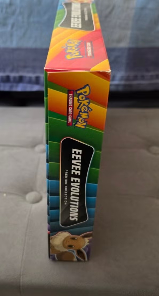 Pokémon Eevee Evolutions Premium Collection – zijkant 1